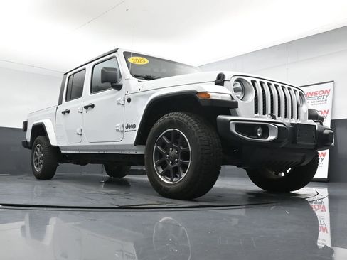 Used 2023 Jeep Gladiator Overland AWD/4WD image 29