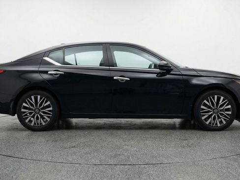 Used 2025 Nissan Altima 2.5 SV FWD image 11