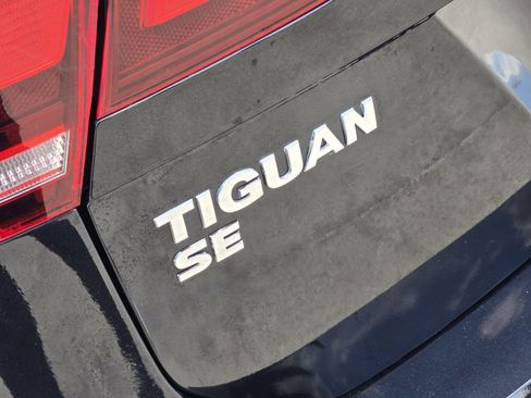 Used 2021 Volkswagen Tiguan SE FWD image 40