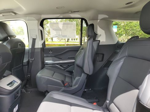 New 2026 Lincoln Navigator Premiere AWD/4WD image 12