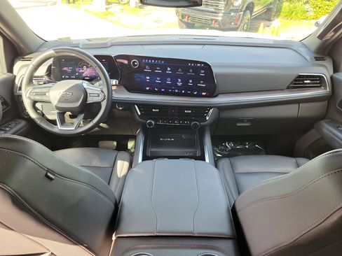 Used 2025 Chevrolet Suburban Z71 AWD/4WD image 19