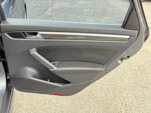 Used 2018 Volkswagen Passat 2.0T SE image 37