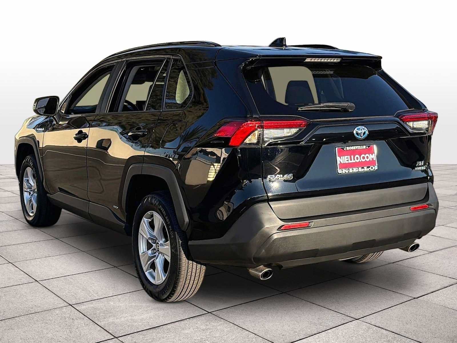 Used 2021 Toyota RAV4 XLE w/ Convenience Package AWD/4WD image 13
