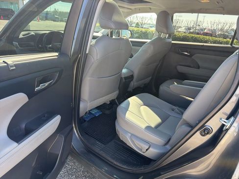 Used 2022 Toyota Highlander XLE image 18