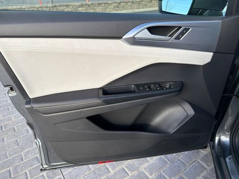 Certified 2025 Volkswagen Taos SE image 12