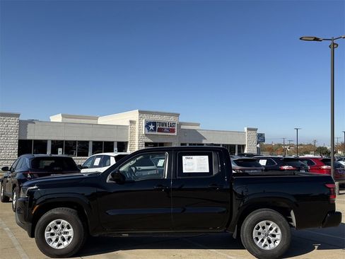Used 2024 Nissan Frontier SV image 3