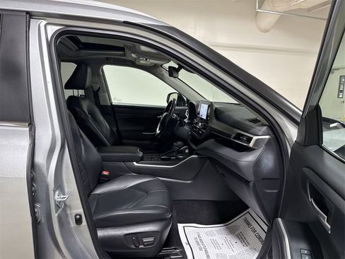 Used 2023 Toyota Highlander XLE image 22