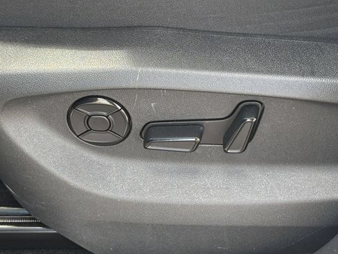 Used 2026 Volkswagen Tiguan SE FWD image 21