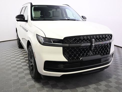 New 2026 Lincoln Navigator Reserve w/ Jet Appearance Package AWD/4WD image 9