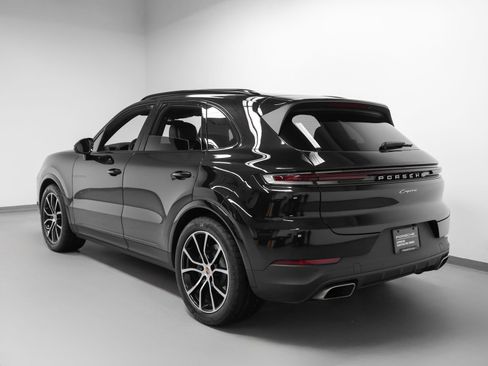 Certified 2024 Porsche Cayenne AWD/4WD image 3
