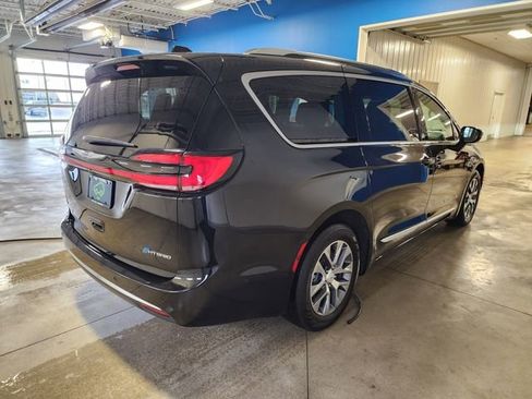 Used 2025 Chrysler Pacifica Pinnacle FWD image 4