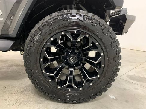 Used 2019 Jeep Wrangler Unlimited Sahara w/ Cold Weather Group AWD/4WD image 28
