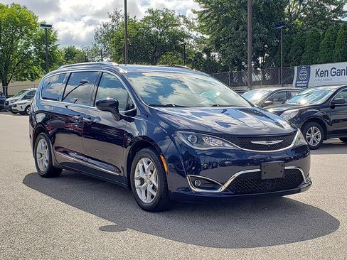 Used 2018 Chrysler Pacifica Touring-L w/ Advanced Safetytec Group FWD image 3