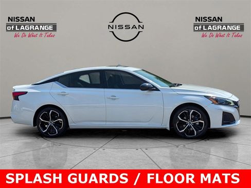 Used 2023 Nissan Altima 2.5 SR w/ SR Premium Package image 4