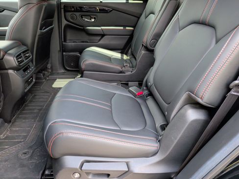 Used 2025 Honda Pilot TrailSport image 38