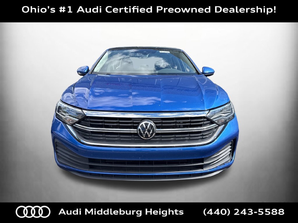 Used 2024 Volkswagen Jetta SE w/ Panoramic Sunroof Package FWD image 2