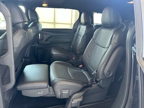 Used 2026 Toyota Sienna Limited FWD image 22