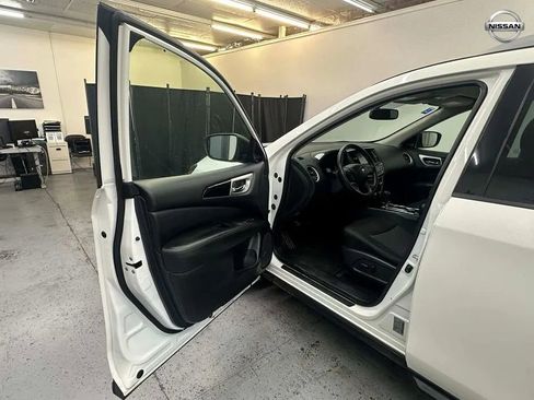 Used 2020 Nissan Pathfinder SV image 9