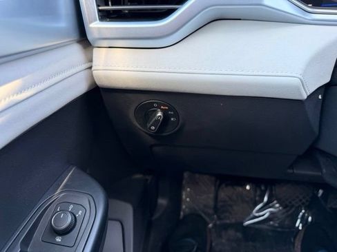 Certified 2025 Volkswagen Taos SE AWD/4WD image 19