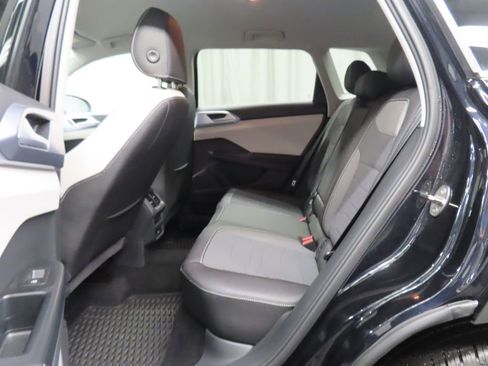 Used 2025 Volkswagen Taos SE AWD/4WD image 13