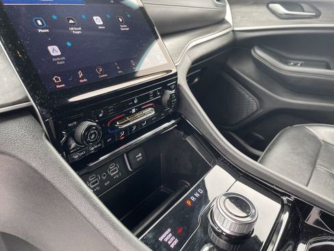 Used 2023 Jeep Grand Cherokee L Limited image 16