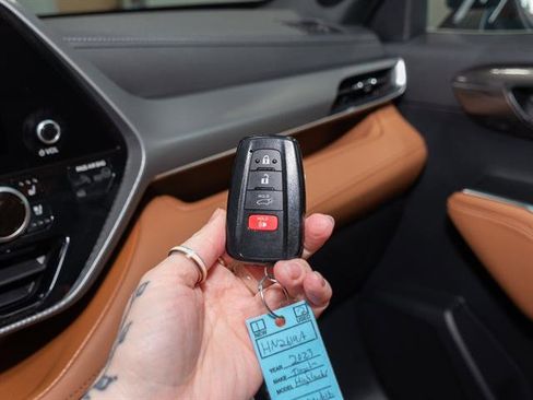 Used 2023 Toyota Highlander Platinum AWD/4WD image 16
