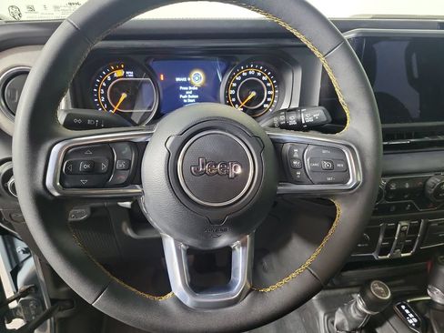 Used 2024 Jeep Wrangler Unlimited Sahara AWD/4WD image 15