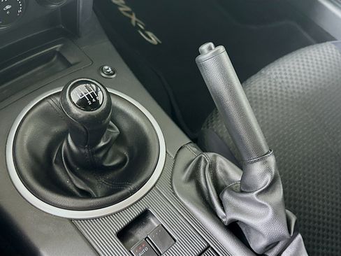 Used 2006 MAZDA MX-5 Miata Sport image 22