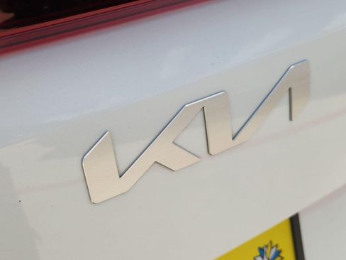 Used 2025 Kia Carnival FWD image 29