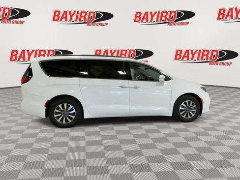 Used 2021 Chrysler Pacifica Touring-L image 10