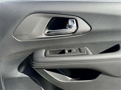 New 2025 Chrysler Pacifica Select image 26