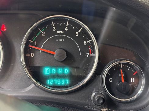 Used 2012 Jeep Wrangler Unlimited Sahara image 28