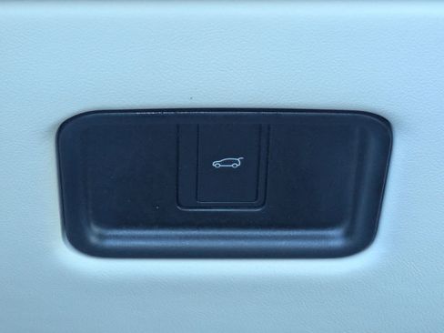 Certified 2025 Land Rover Range Rover Long Wheelbase SE image 18