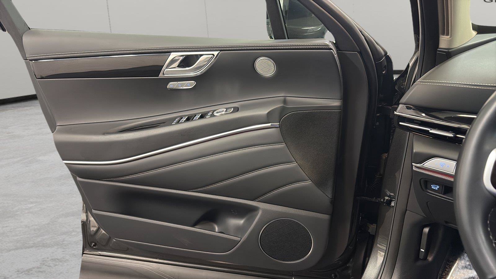 Used 2025 Genesis GV80 2.5T Standard AWD/4WD image 23