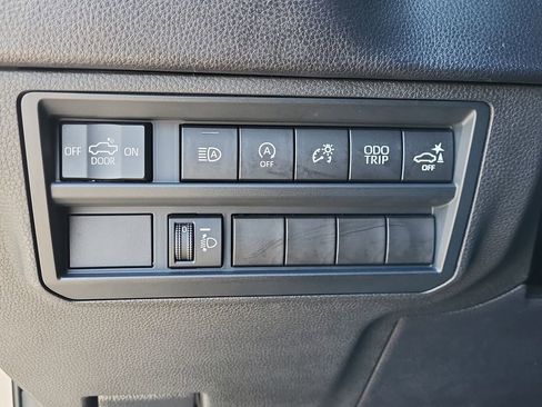 Used 2022 Toyota Tundra SR5 w/ SR5 Convenience Package AWD/4WD image 23