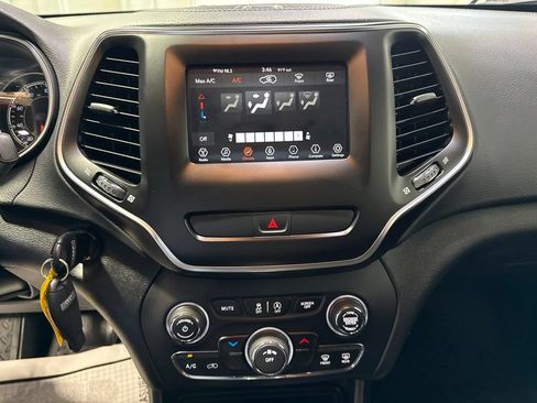 Used 2020 Jeep Cherokee Latitude AWD/4WD image 15