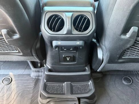 Used 2022 Jeep Wrangler Unlimited Rubicon w/ Cold Weather Group AWD/4WD image 31