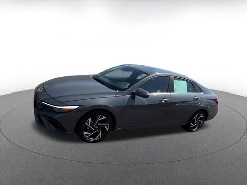 Used 2025 Hyundai Elantra SEL image 8
