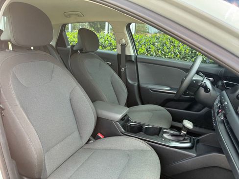 Used 2025 Kia K4 LXS image 35