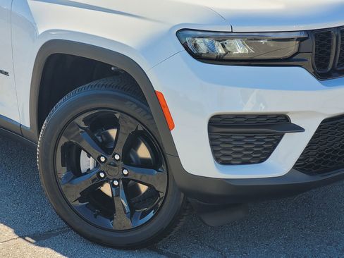 New 2025 Jeep Grand Cherokee Altitude w/ Trailer Tow Package AWD/4WD image 6