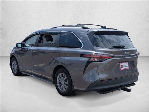 Certified 2022 Toyota Sienna XLE FWD image 7