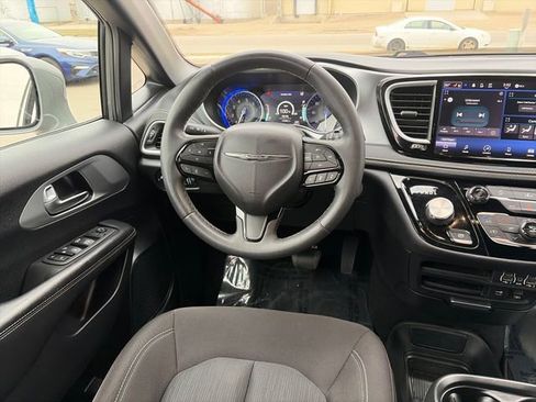 Used 2022 Chrysler Pacifica Touring AWD/4WD image 30