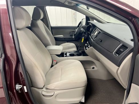 Used 2016 Kia Sedona LX image 21