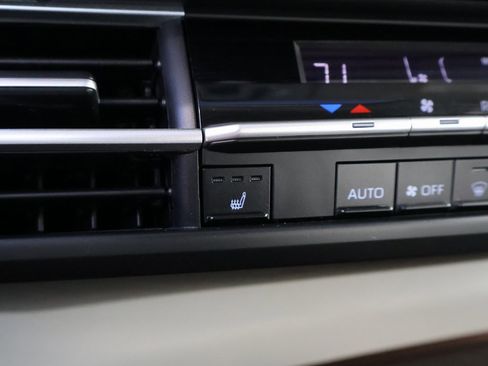 Used 2024 Toyota Sienna XLE image 28