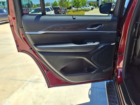 Used 2025 Jeep Grand Cherokee L Limited w/ Luxury Tech Group II AWD/4WD image 19