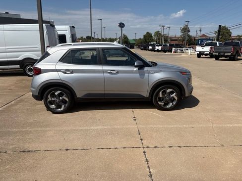 Used 2025 Hyundai Venue SEL FWD image 3