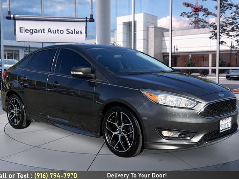 Used 2016 Ford Focus SE w/ SE Sport Package FWD image 3