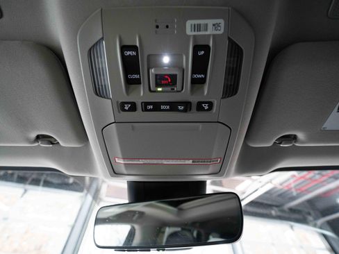 Used 2023 Toyota Highlander XLE image 18