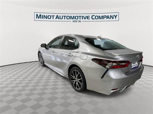 Used 2023 Toyota Camry SE image 6