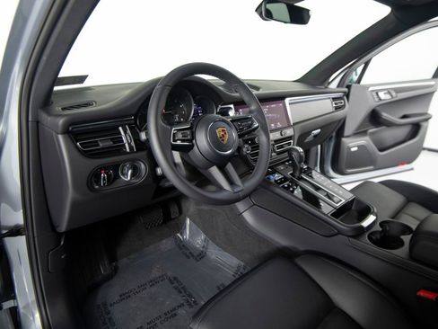 Certified 2026 Porsche Macan AWD/4WD image 4